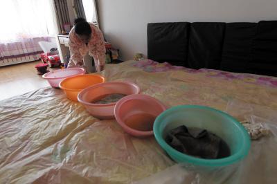 景泰楼上漏水，住户失联，小区没物管，业主维权难！律师来支招……